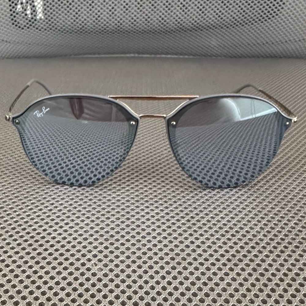 Ray-Ban Sunglasses with Gold Frame and Dark Lenses (Polarized)